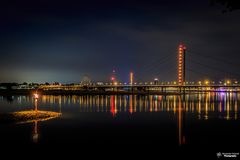 Düsseldorfer Rheinkniebrücke am Rhein
