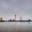 Düsseldorfer Rheinkniebrücke im Winter