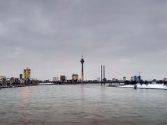 Düsseldorfer Rheinkniebrücke im Winter