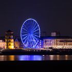 Düsseldorfer Rheinpromenade bei Nacht, mit Schlossturm und Riesenrad