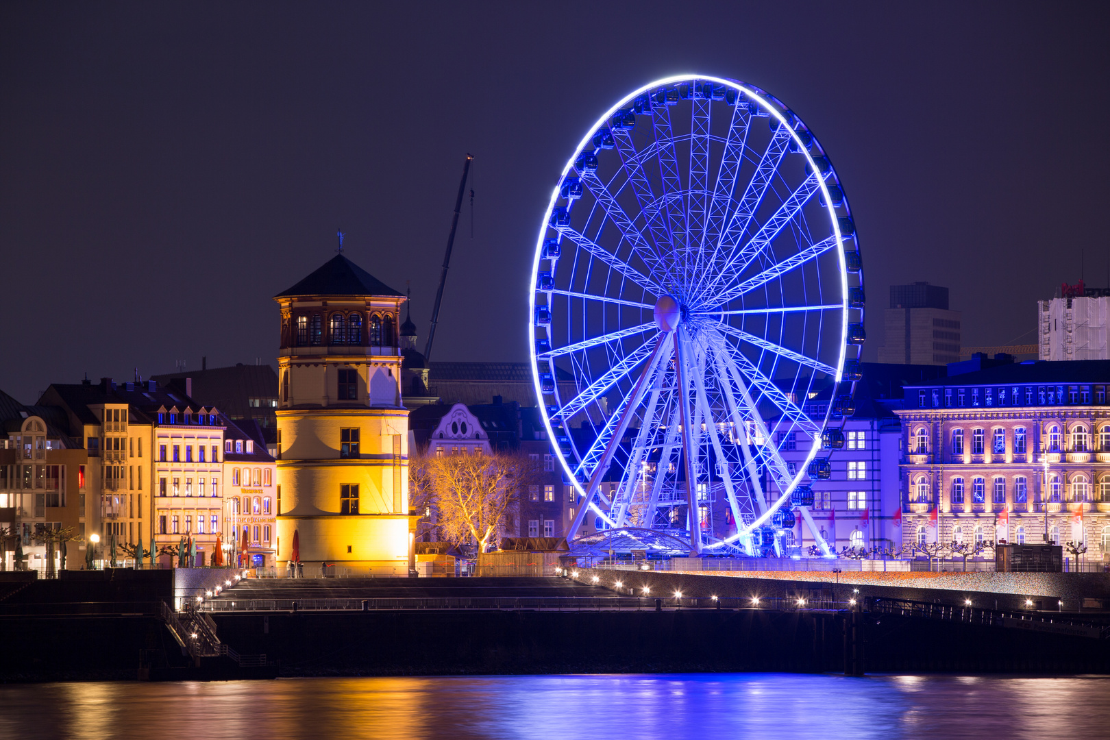 Düsseldorfer Rheinpromenade bei Nacht, mit Schlossturm und Riesenrad