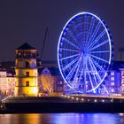 Düsseldorfer Rheinpromenade bei Nacht, mit Schlossturm und Riesenrad