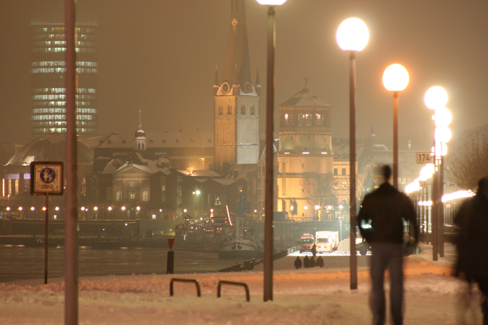 Düsseldorfer Rheinpromenade versinkt im Schnee