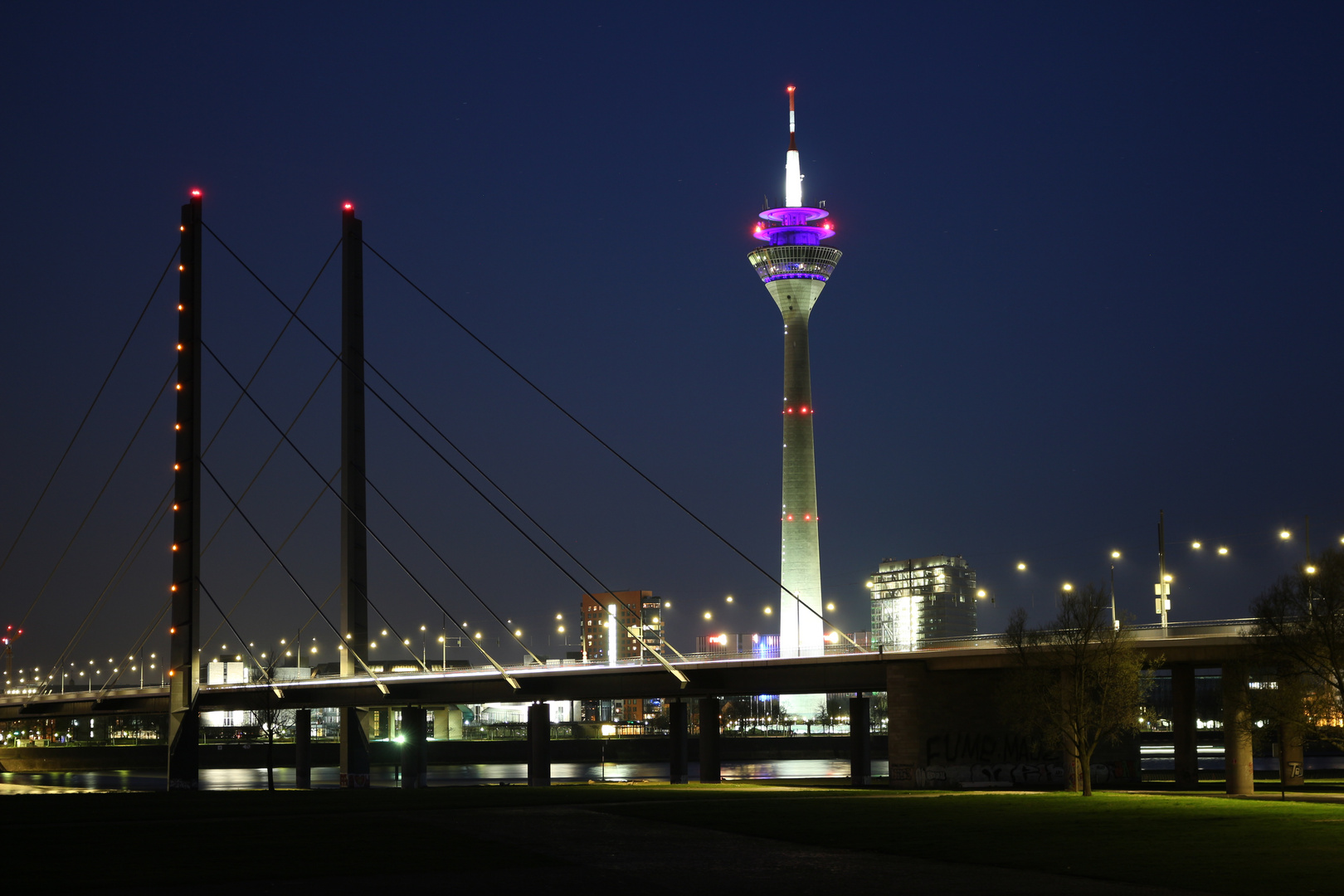 Düsseldorfer Rheinturm bei Dunkelheit