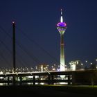 Düsseldorfer Rheinturm bei Dunkelheit