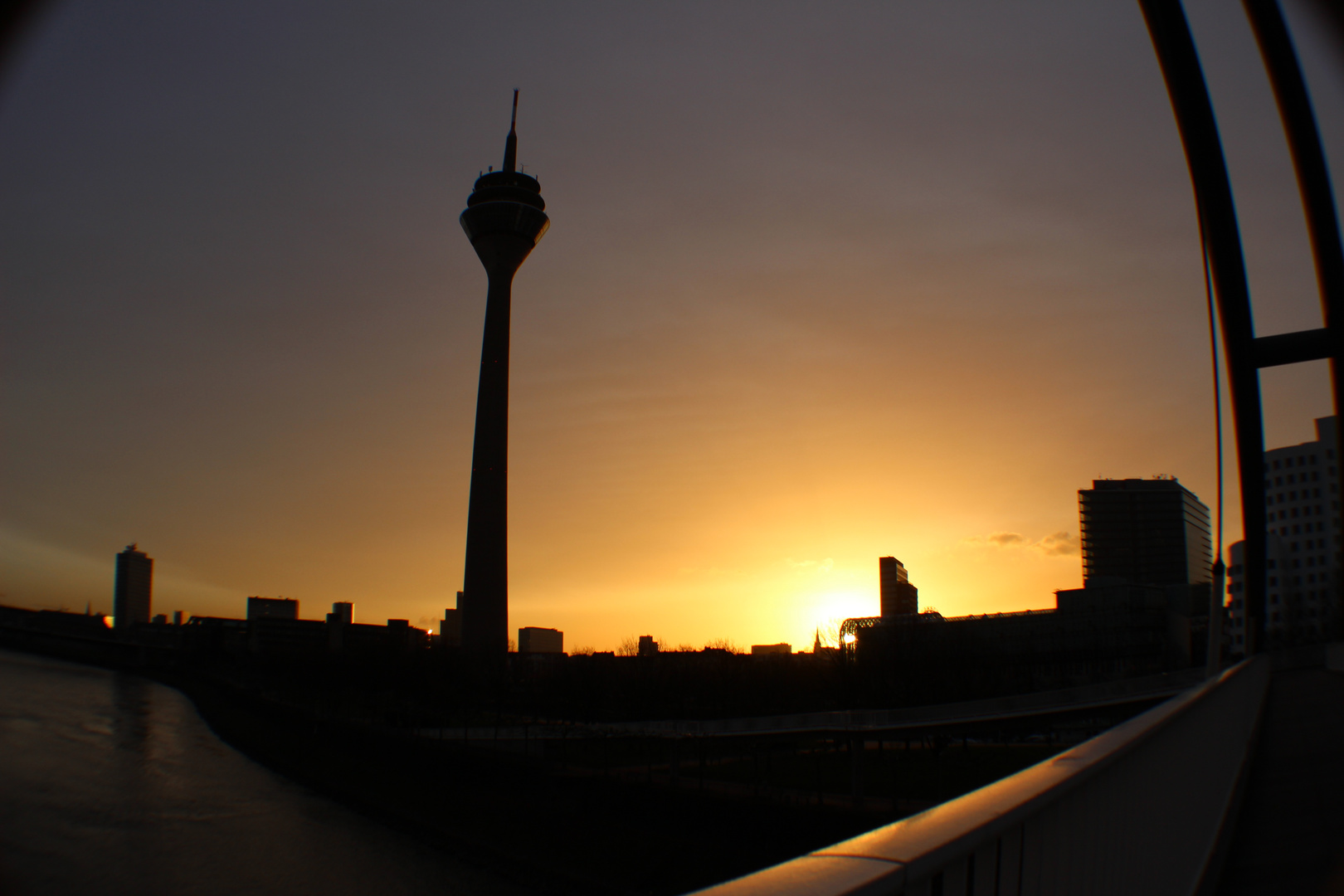 Düsseldorfer Rheinturm bei Sonnenaufgang