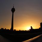 Düsseldorfer Rheinturm bei Sonnenaufgang