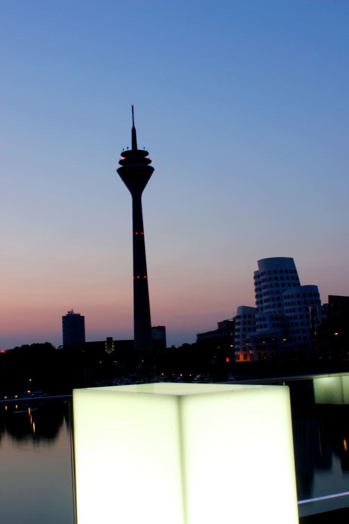 Düsseldorfer Rheinturm bei Sonnenaufgang