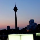 Düsseldorfer Rheinturm bei Sonnenaufgang