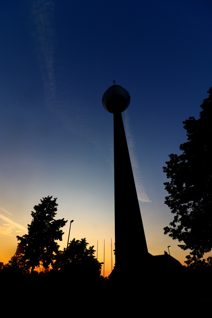 Düsseldorfer Rheinturm in der Abenddämmerung