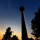 Düsseldorfer Rheinturm in der Abenddämmerung