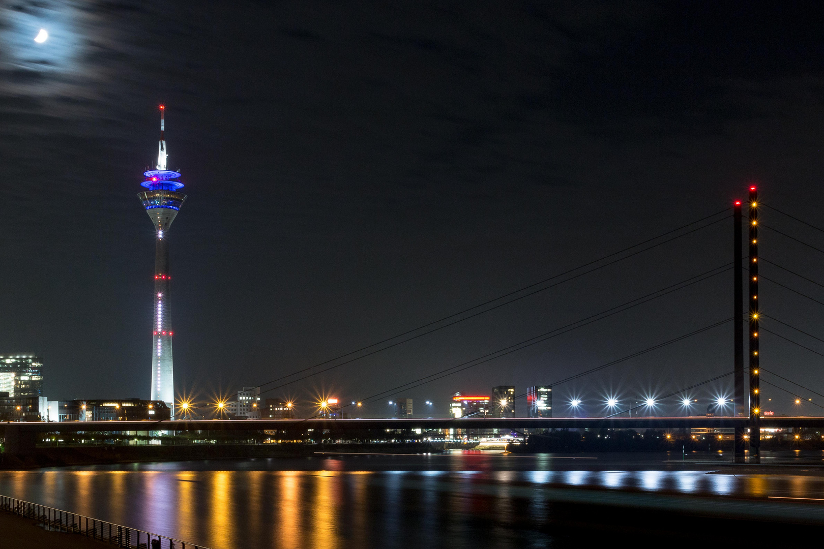 Düsseldorfer Rheinufer mit Fernsehturm