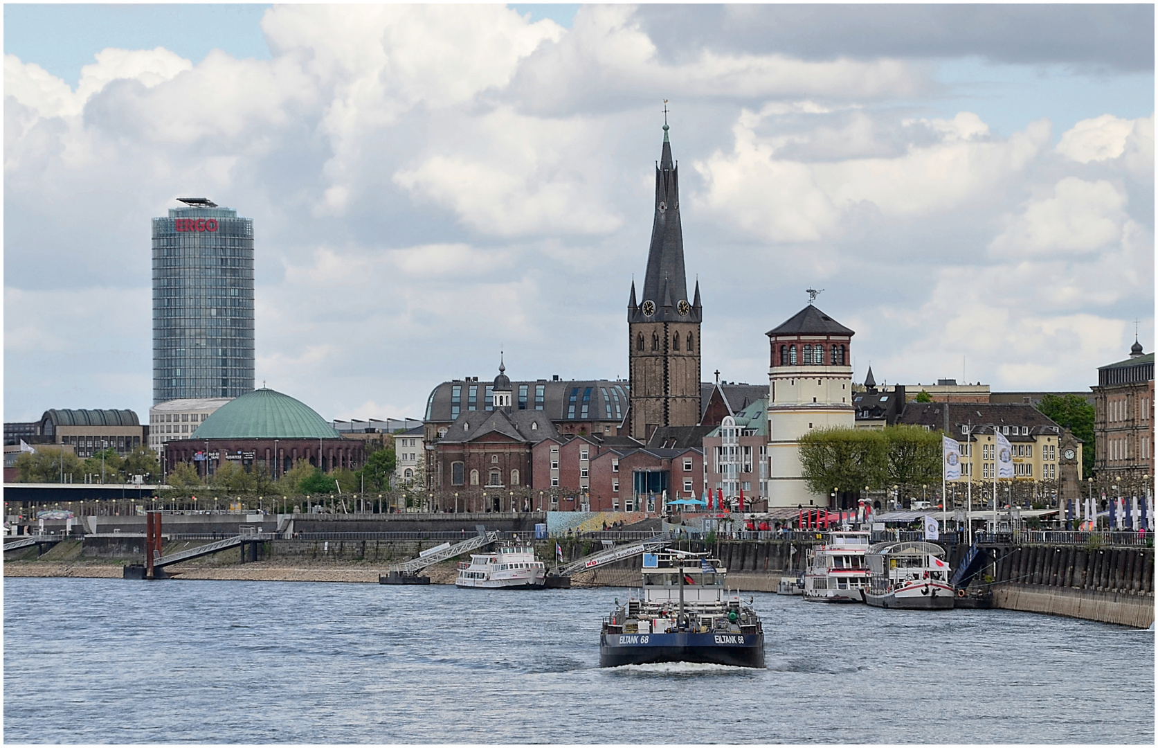 Düsseldorfer Rheinufer mit St. Lambertuskirche und "Altem Schloßturm"