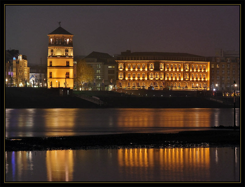 Düsseldorfer Schlossturm am Abend