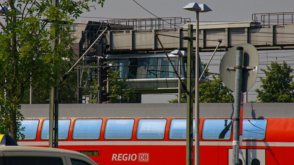 Düsseldorfer Schwebebahn trifft DB Regio am Flughafenbahnhof.