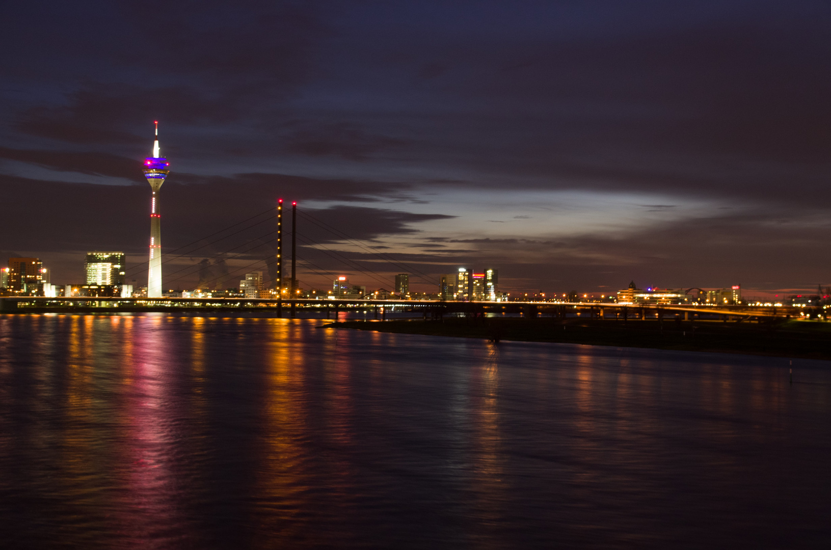 Düsseldorfer Skyline am Abend