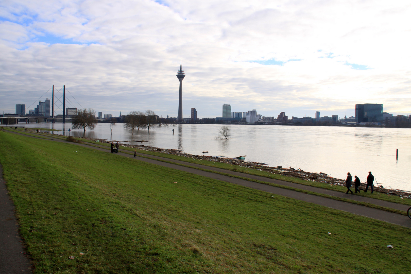 Düsseldorfer Skyline bei Hochwasser