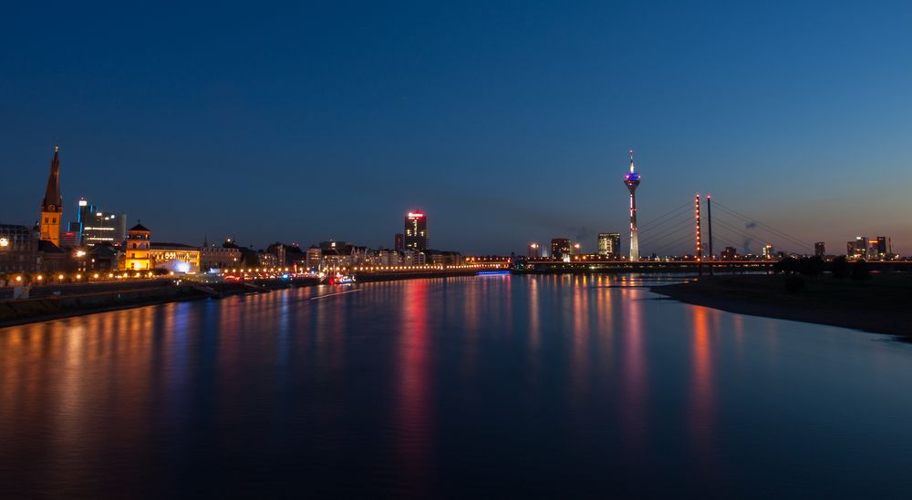 Düsseldorfer Skyline bei Nacht