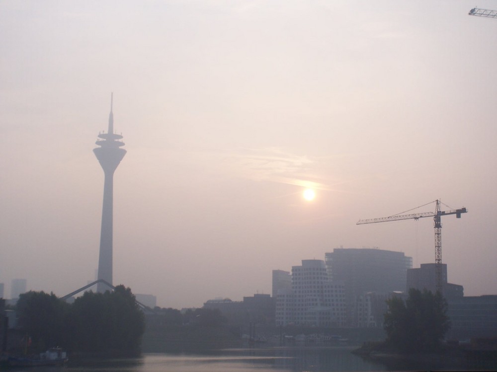 Düsseldorfer Skyline bei Sonnenaufgang