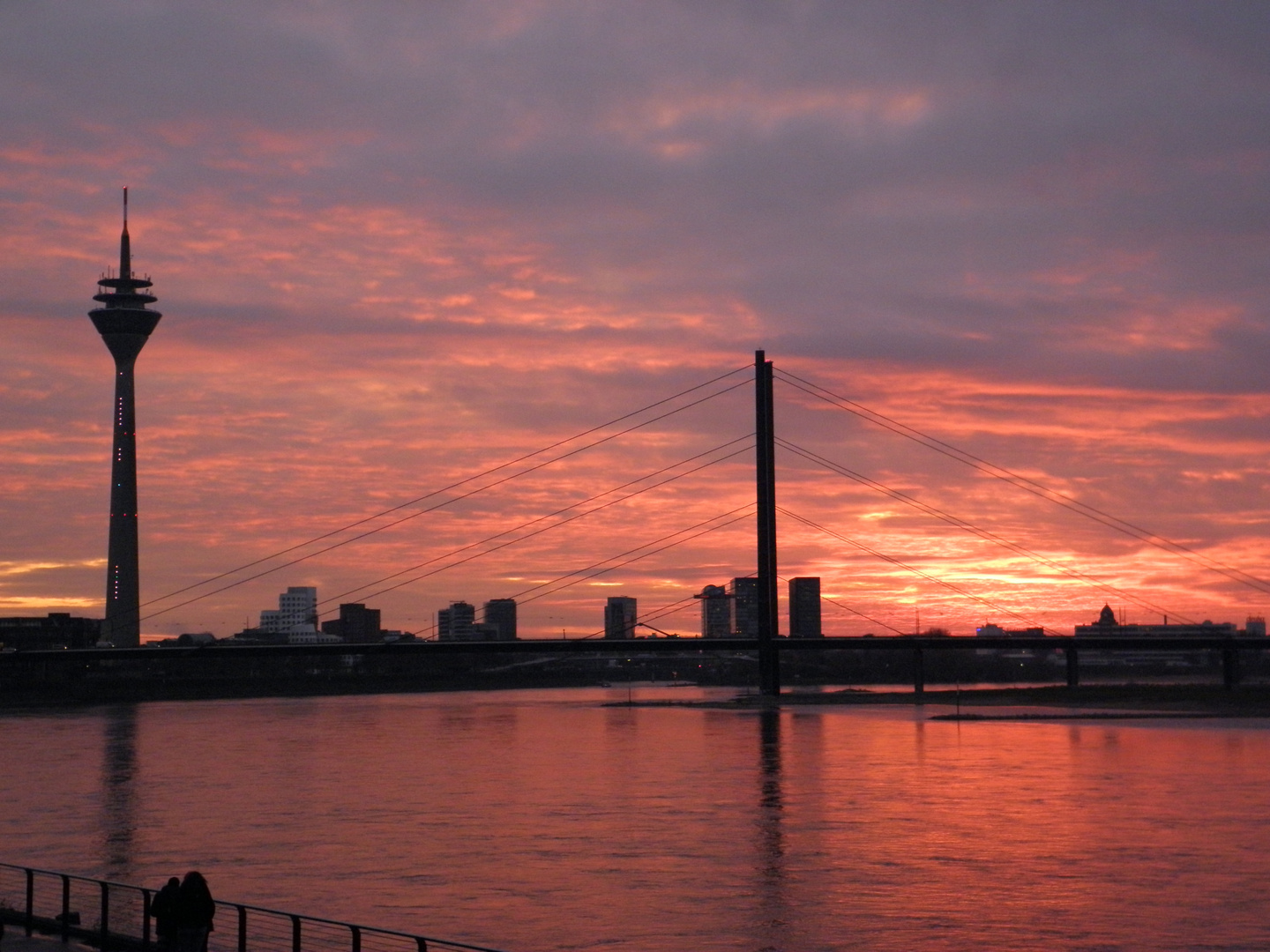 Düsseldorfer Skyline im Abendrot