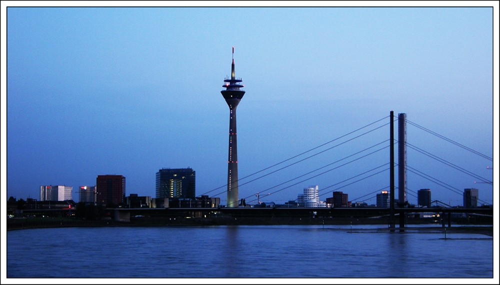 Düsseldorfer Skyline in der Blauen Stunde