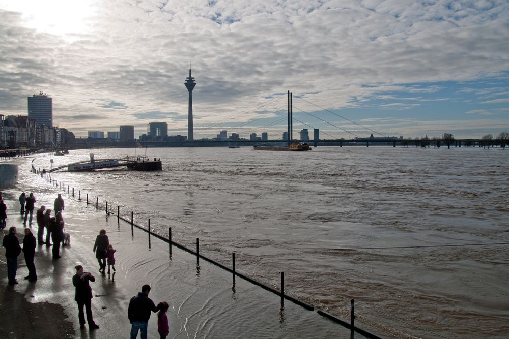 Düsseldorfer Stadtansicht bei Hochwasser