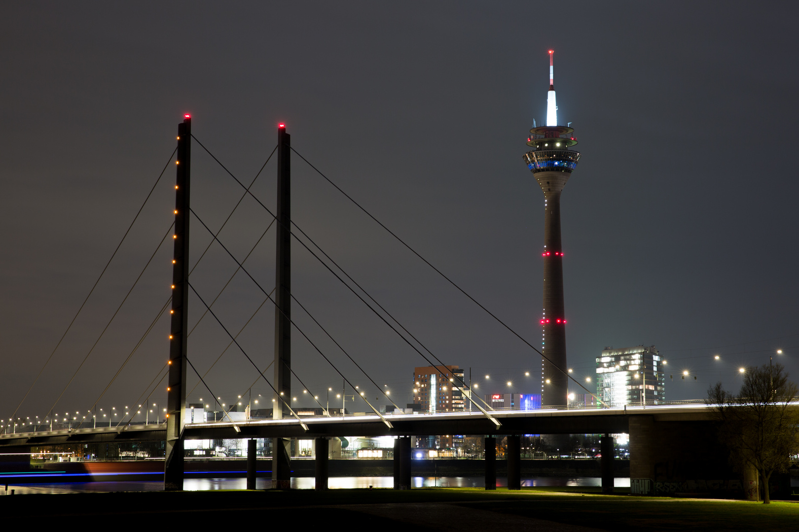 Düsseldorfer Stadtansicht bei Nacht