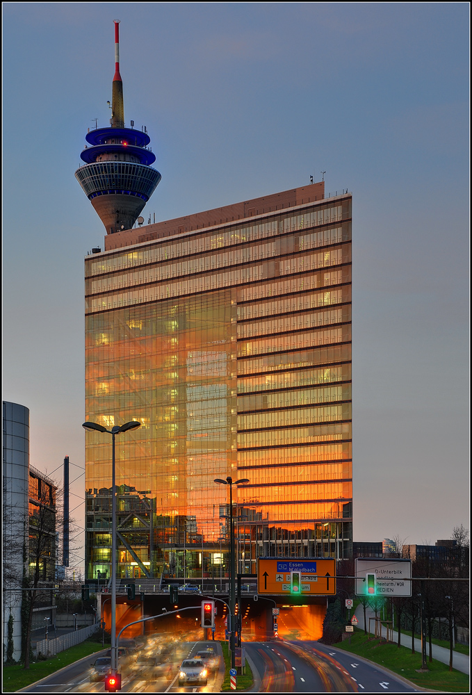 Düsseldorfer Stadttor bei Sonnenuntergang