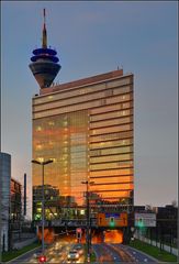 Düsseldorfer Stadttor bei Sonnenuntergang