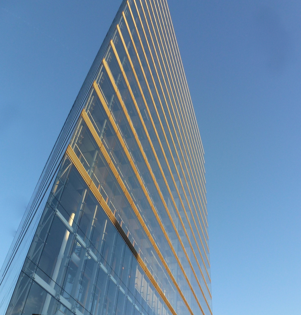 Düsseldorfer Stadttor ganz dünn vor blauem Himmel