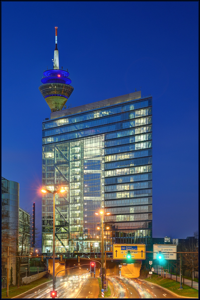 Düsseldorfer Stadttor in der blauen Stunde