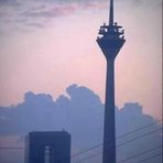 Düsseldorfer Stadttor und Rheinturm (und Wolke)