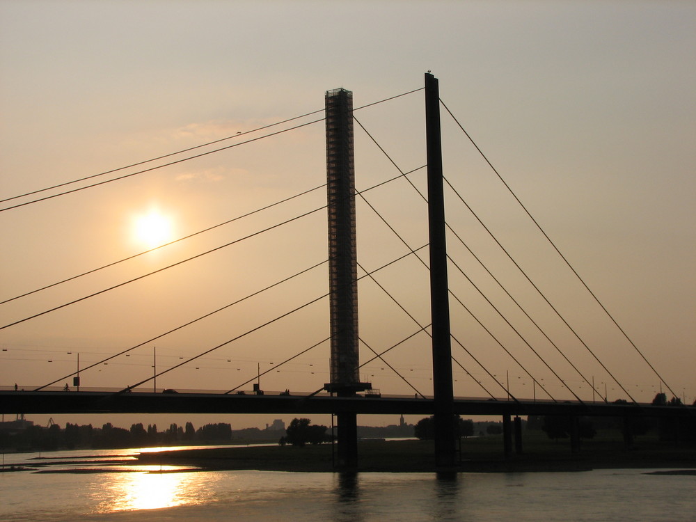 Düsseldorf.....Rheinkniebrücke