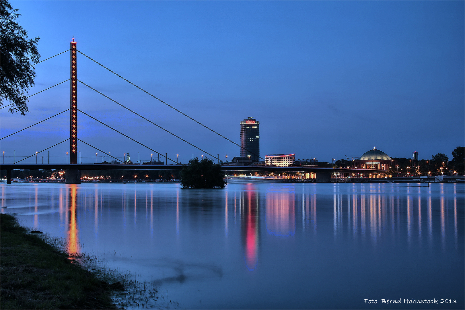 Düsseldorfs Oberkassler Brücke ....