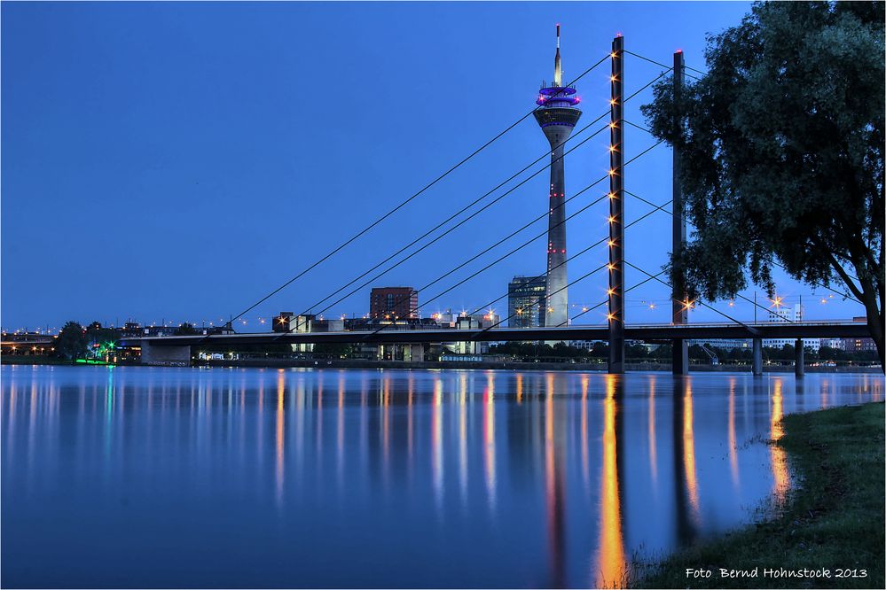 Düsseldorfs  Rheinkniebrücke ....