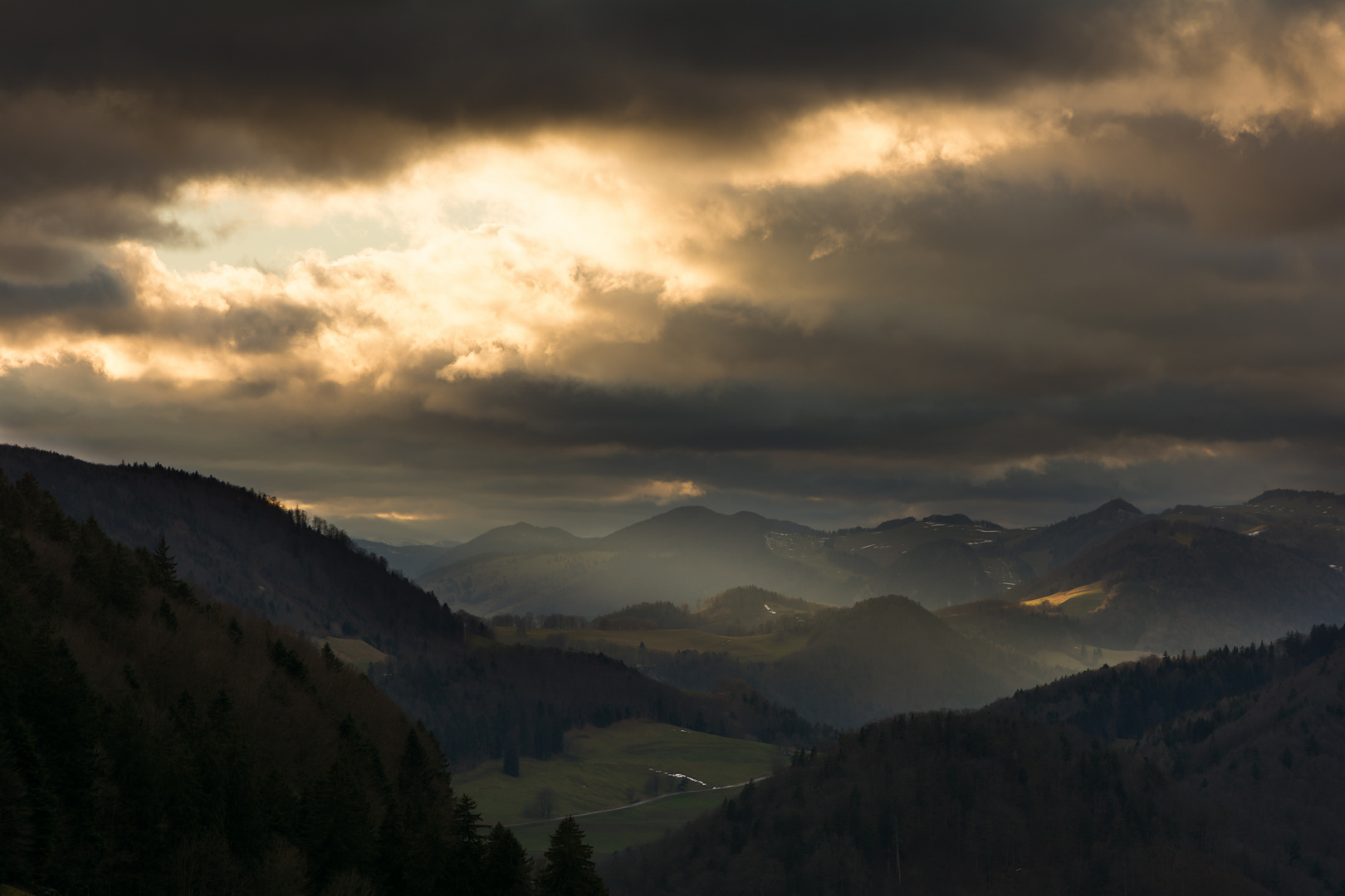 Düstere Abendstimmung am Chilchzimmersattel