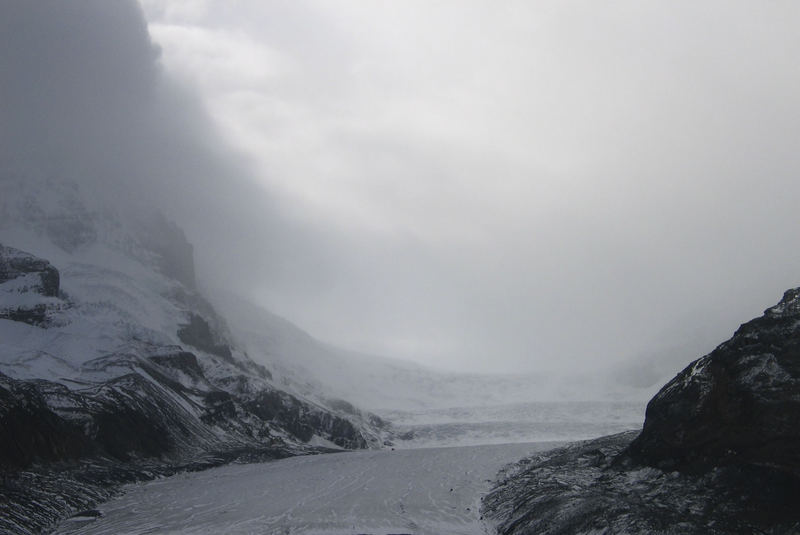 Düstere Gletscherstimmung in den Rockies