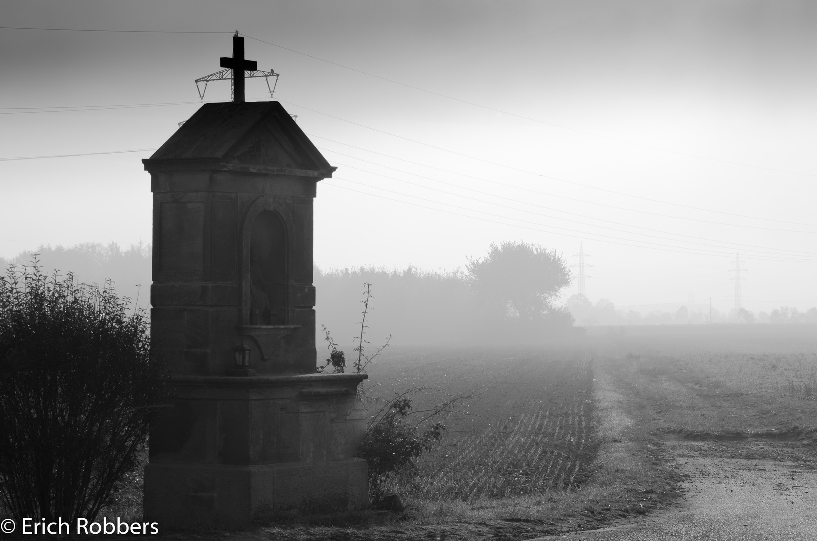 Düstere Morgenstimmung am Gendenkstein