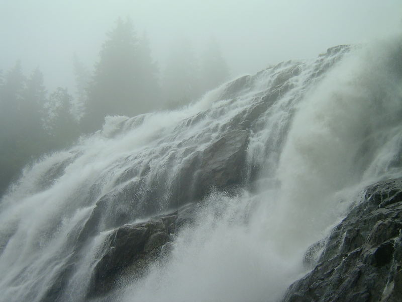 Düstere Stimmung am Grawa-Wasserfall im Stubaital