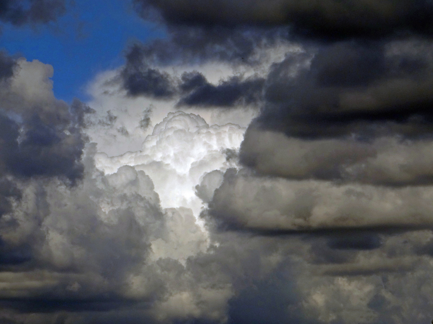 düstere Wolken