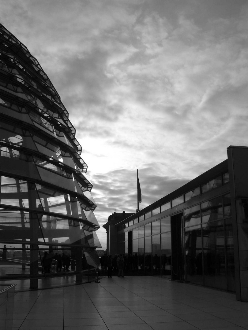 Düstere Wolken über dem Reichstag / Berlin....warum bloß ?