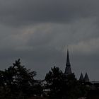 Düstere Wolken über Ratingen. Blick auf St. Peter und Paul, unsere  Pfarrkirche.