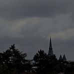 Düstere Wolken über Ratingen. Blick auf St. Peter und Paul, unsere  Pfarrkirche.