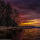 Düsterer Abendhimmel am See