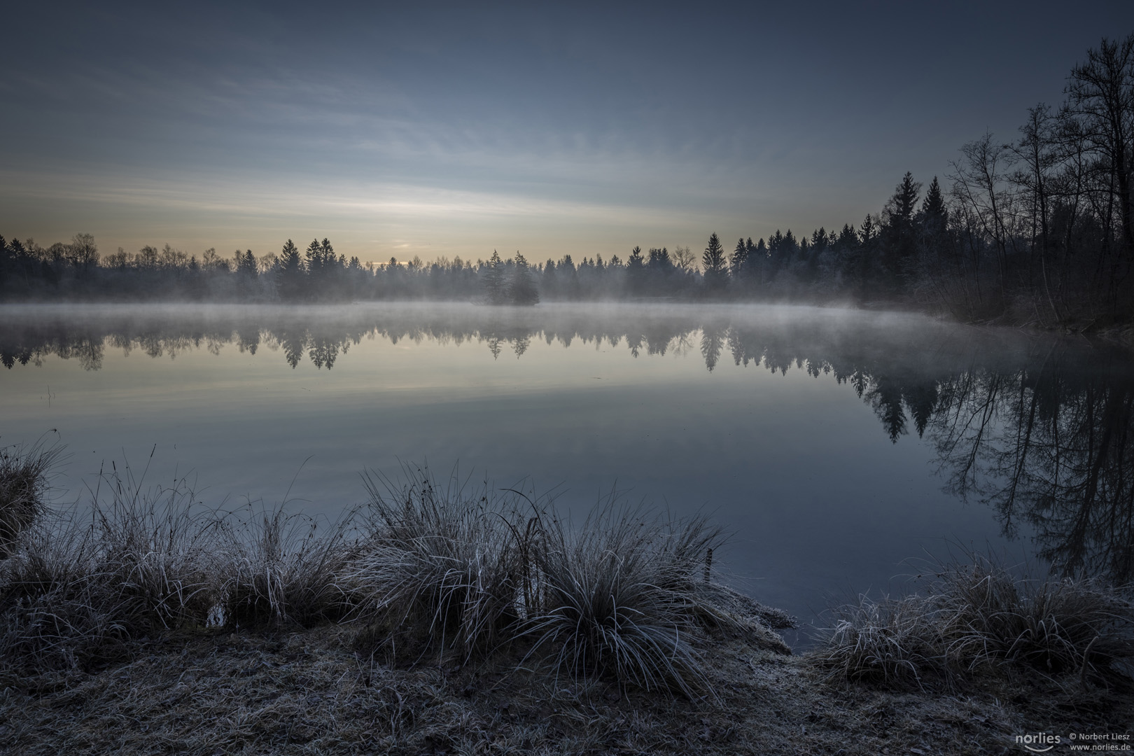 Düsterer Morgen am See