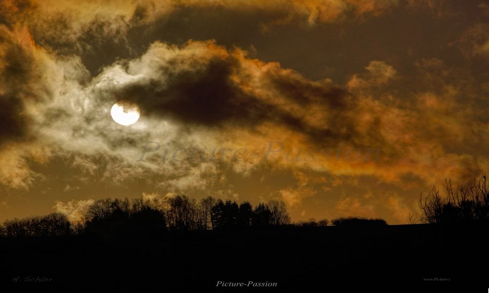 Düsterere Wolken