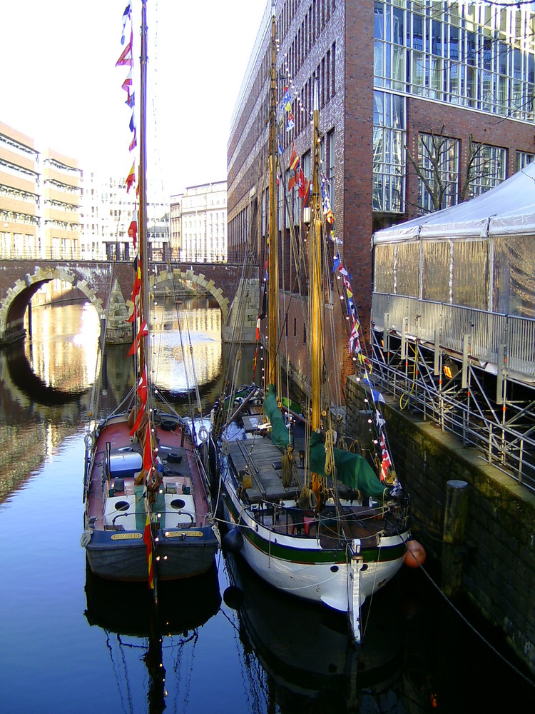 Düsternbrücke mit Weihnachtsmarkt-Schiffen 12/2008