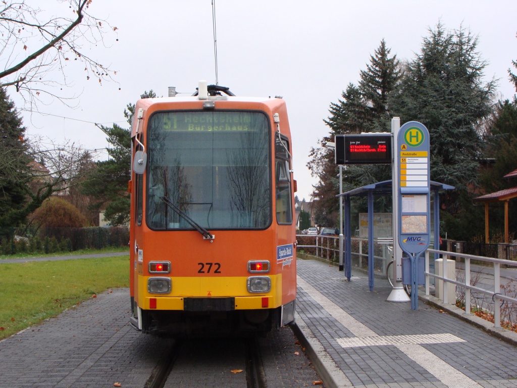 DUEWAG M8C mit der Nummer 272 in der Wendeschleife Poststraße in Mainz-Finthen