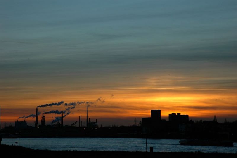 Duisburg am Rhein Abendstimmung