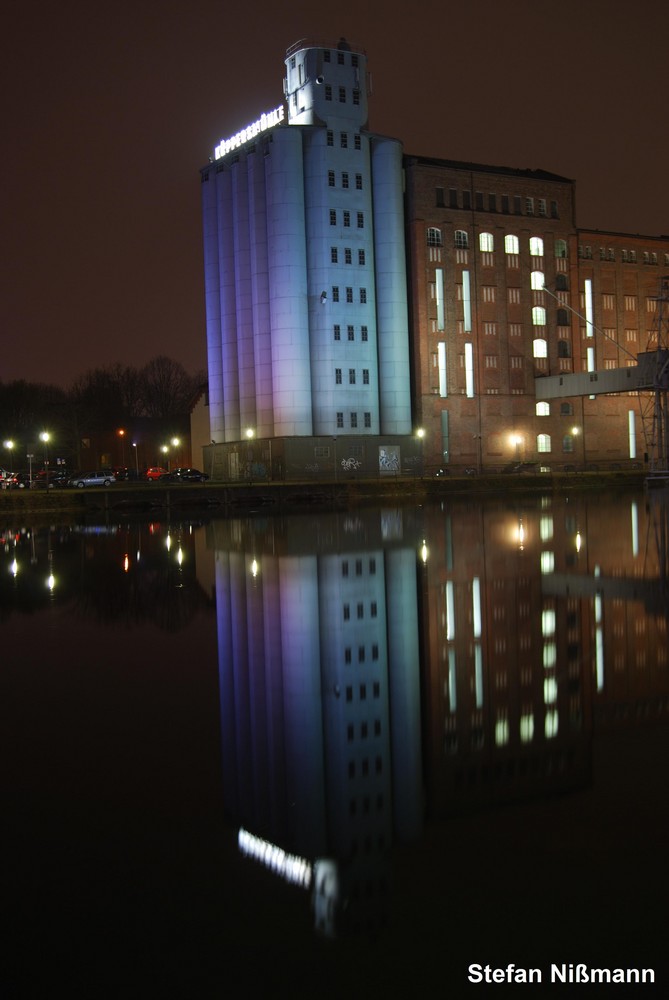 Duisburg bei Nacht - Küppersmühle von rechs